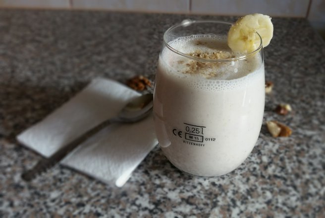 Smoothie cu banana si nuca