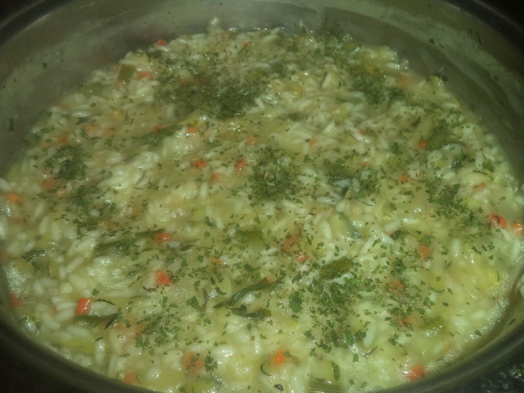 Pilaf de orez cu dovlecel si salata de varza cu marar