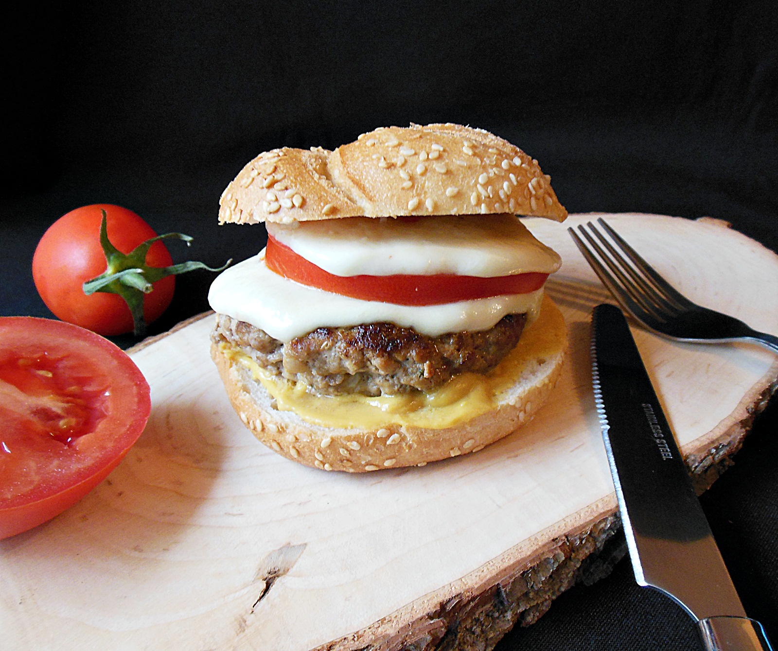 Burger cu rosii si mozzarella