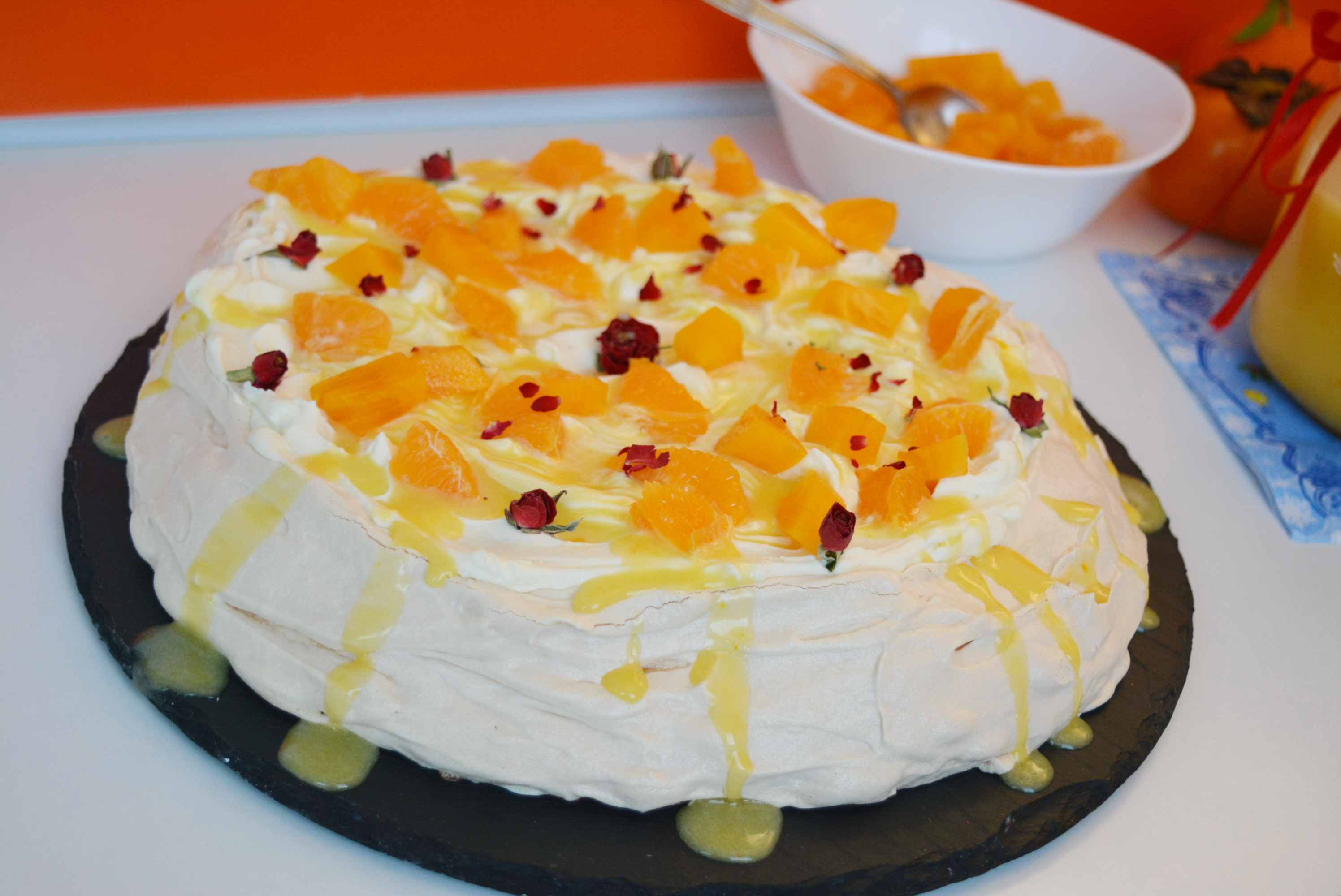 Pavlova cu orange curd, frisca, portocale si kaki