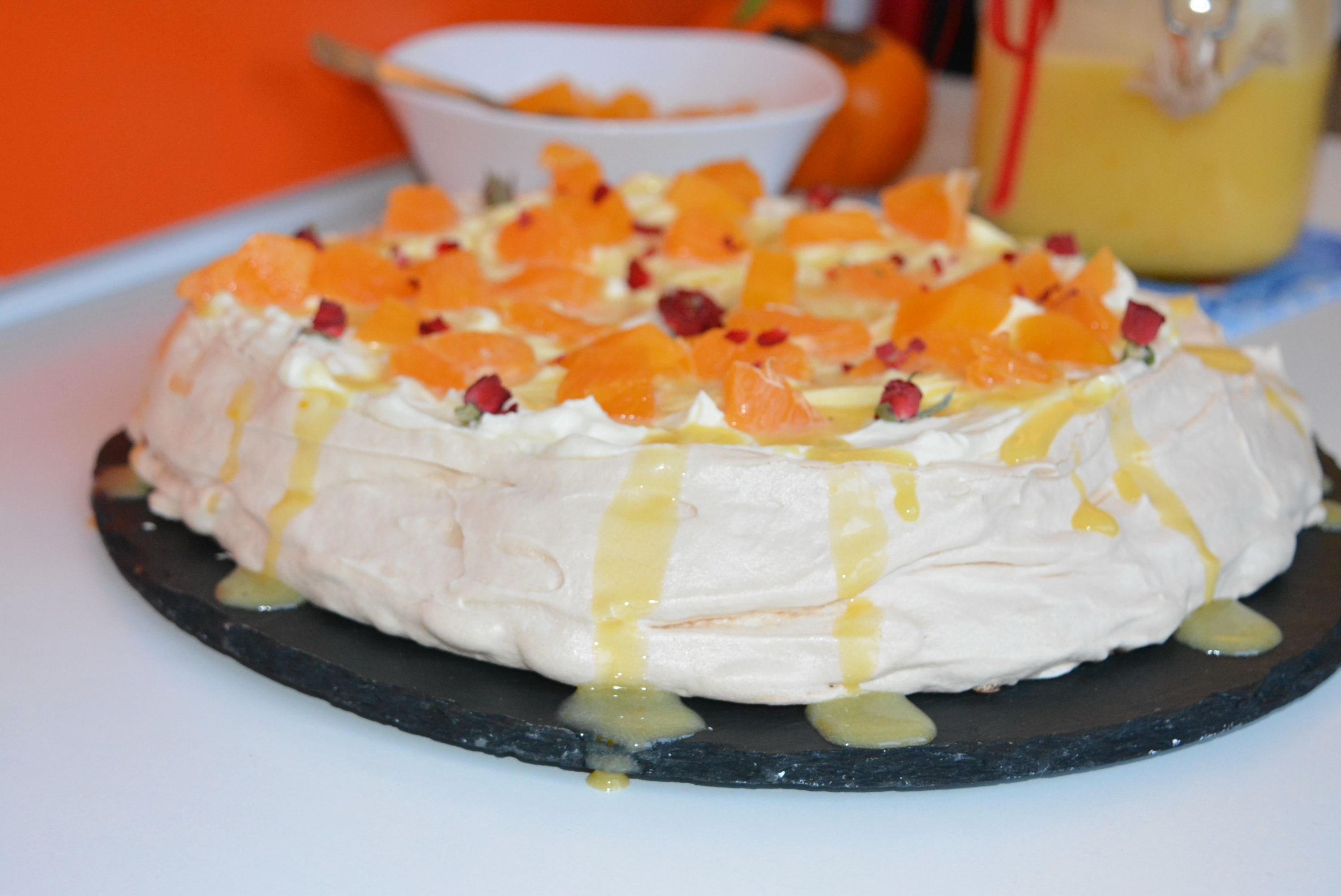 Pavlova cu orange curd, frisca, portocale si kaki