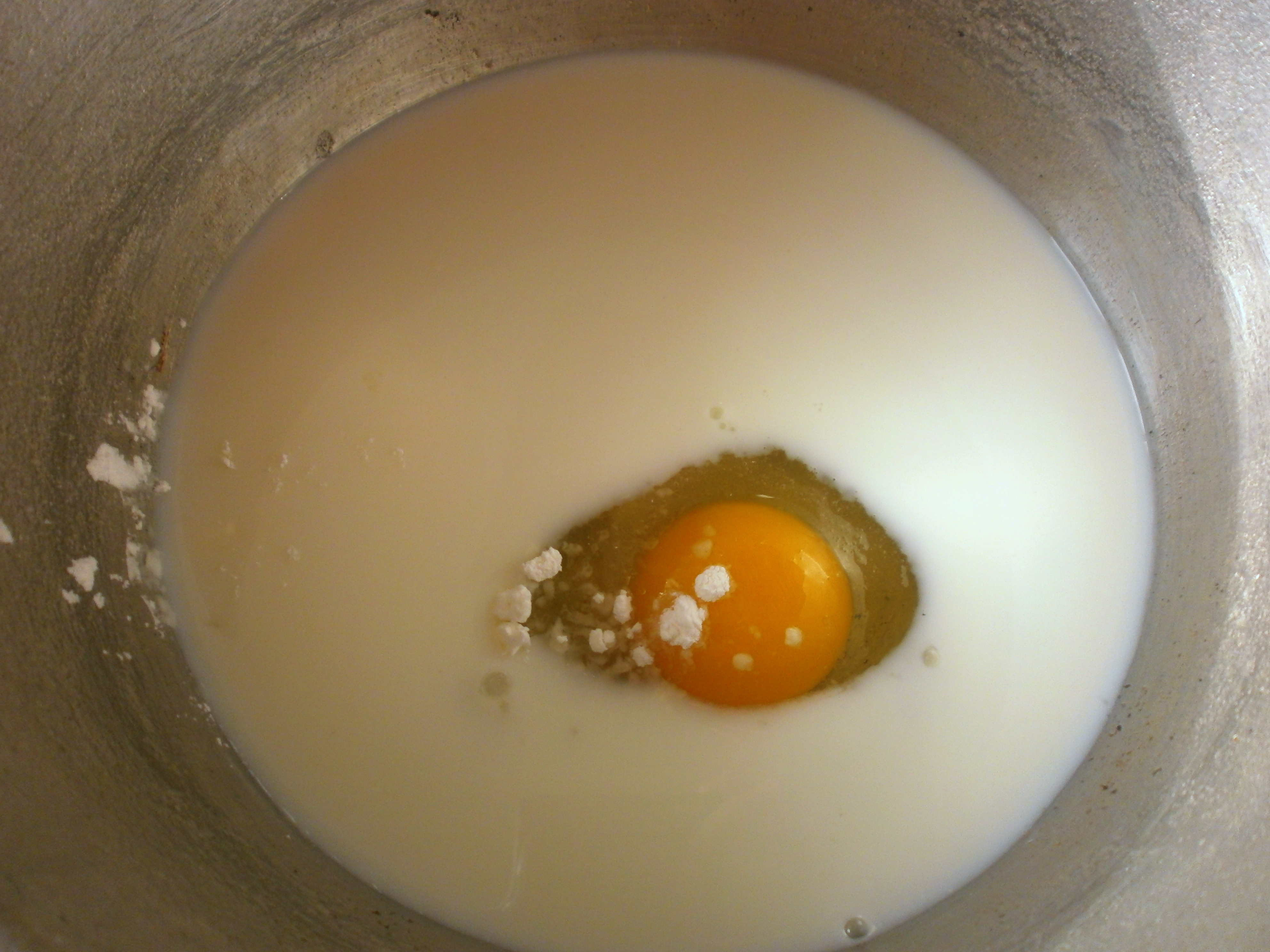 Tort de clatite cu crema de vanilie si dulceata de capsuni