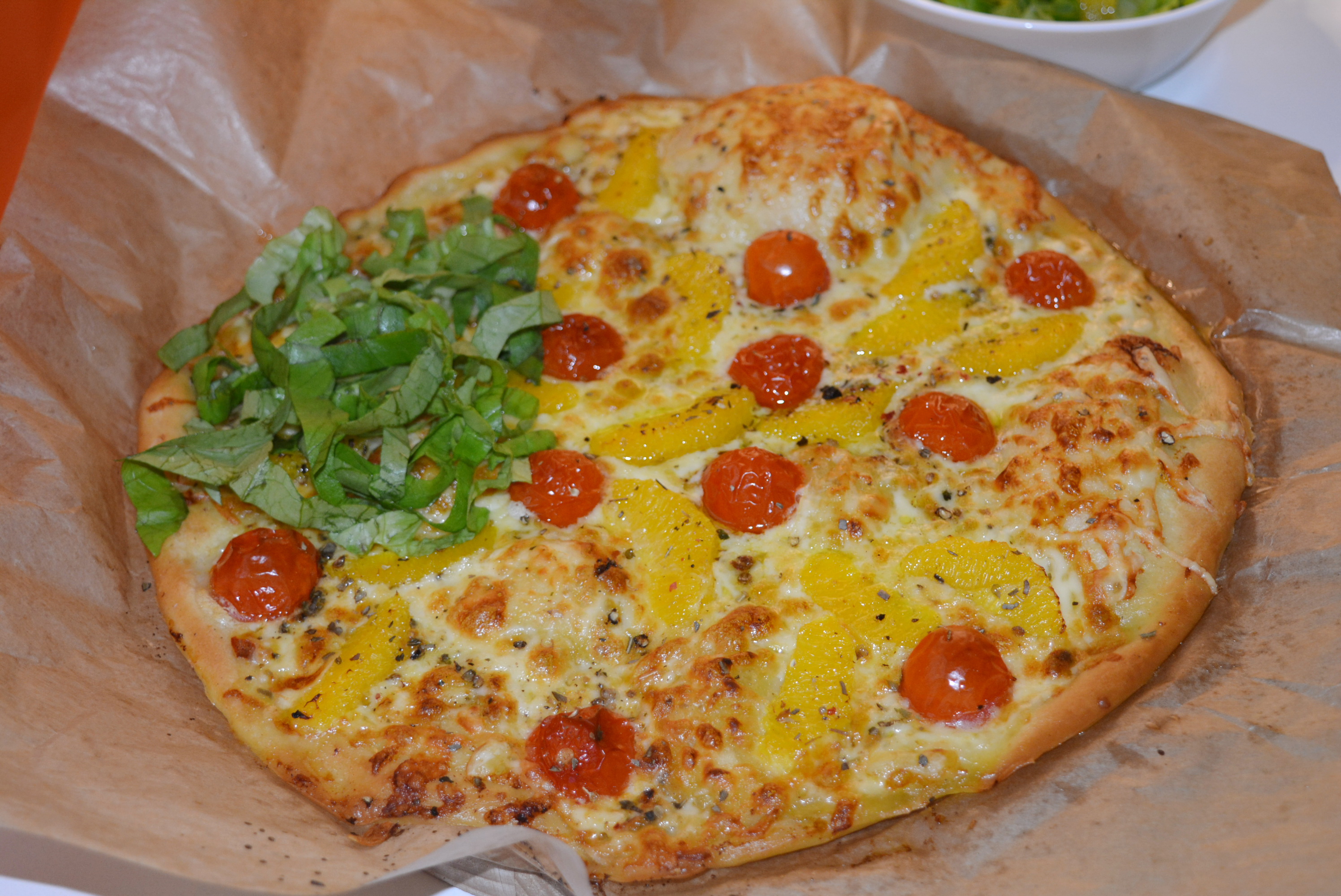Pizza cu portocale, asortata cu salata