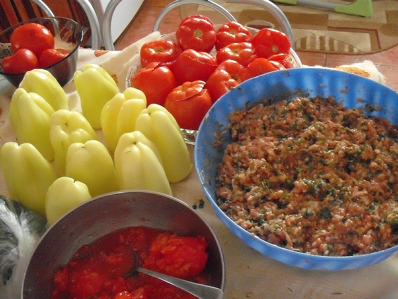 Rosii si ardei umpluti cu carne de curcan