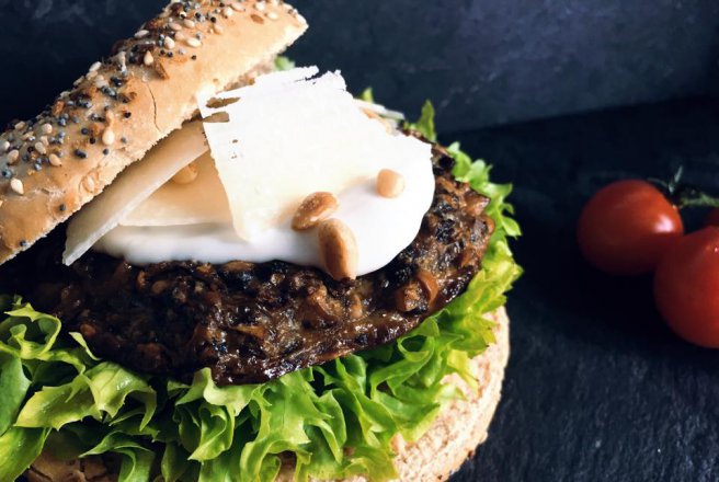 Burger vegetarian cu maioneza cu trufe si muguri de pin