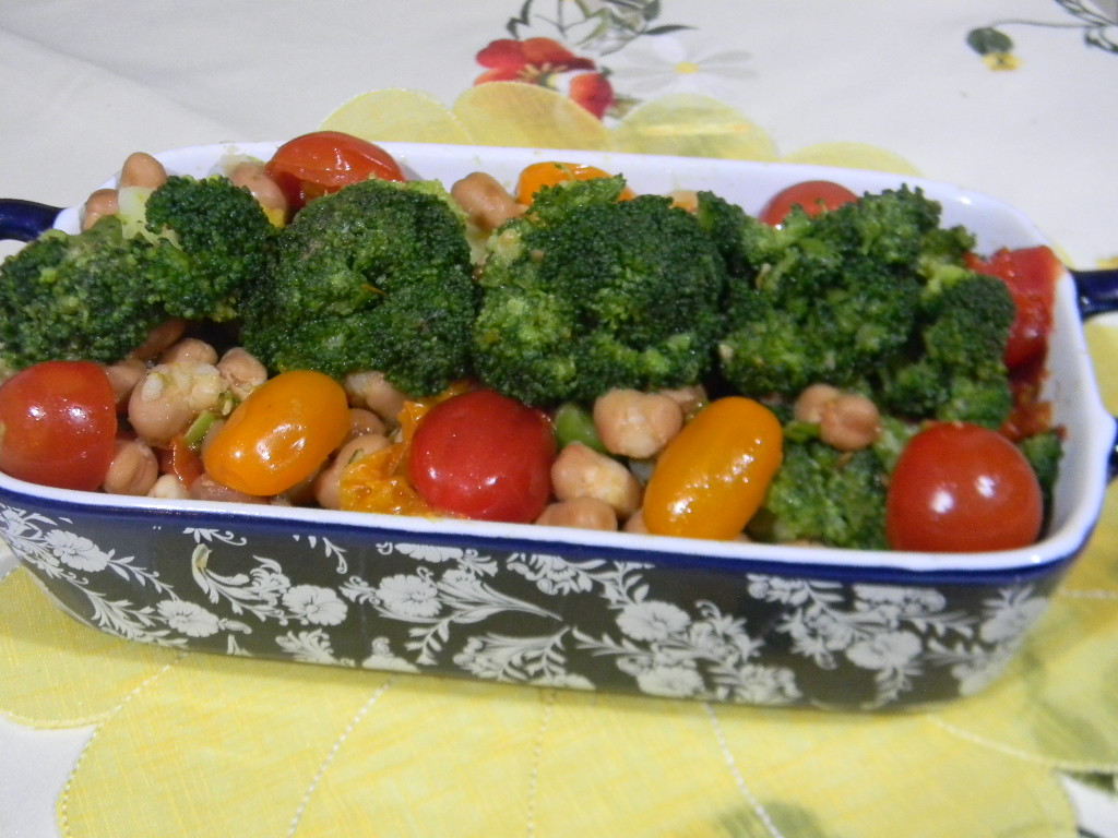 Salata de broccoli cu naut si fasole