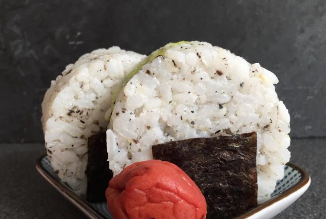 Aperitiv bile asiatice din orez- Onigiri cu avocado