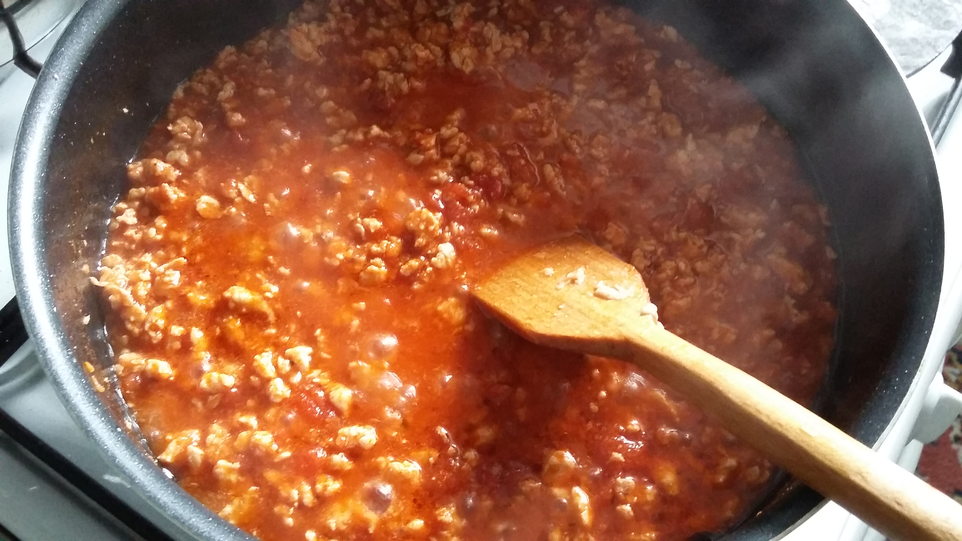 Penne cu carne tocata si sos de rosii