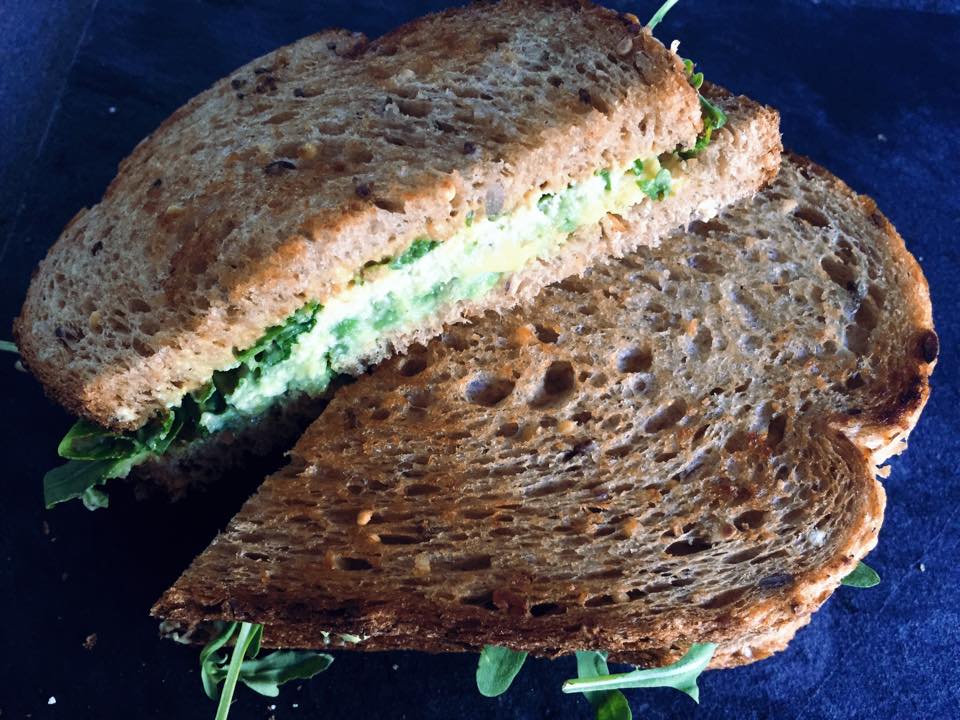 Sandvis cu branza de capra, avocado si rucola