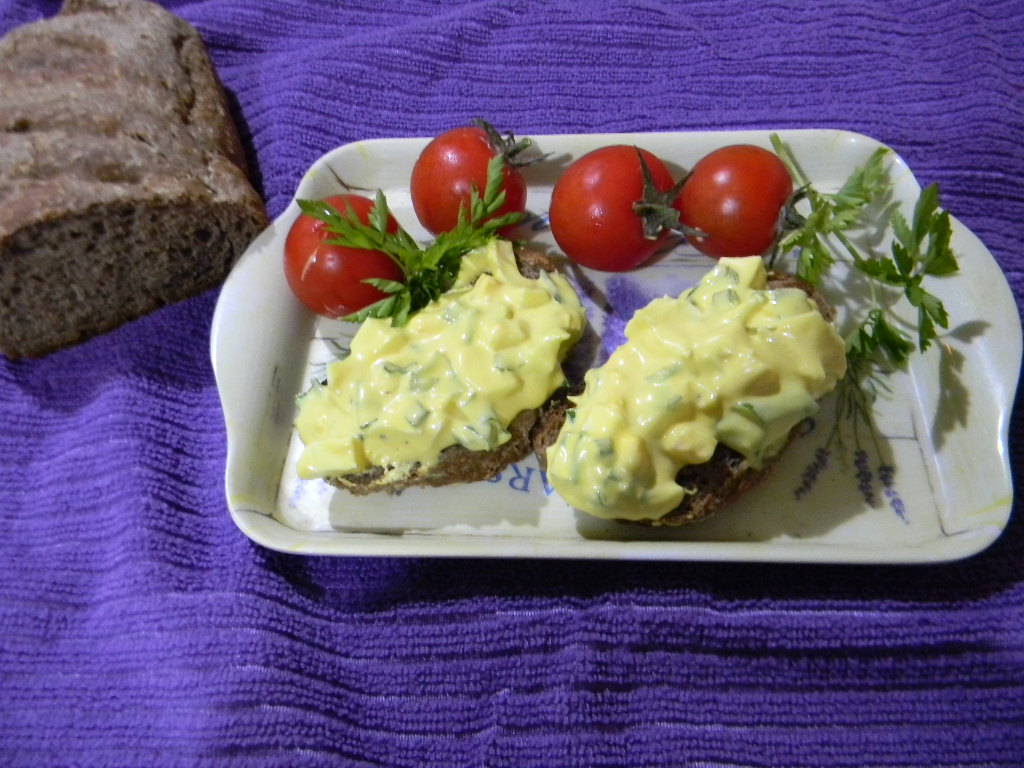 Sandvici cu salata de oua