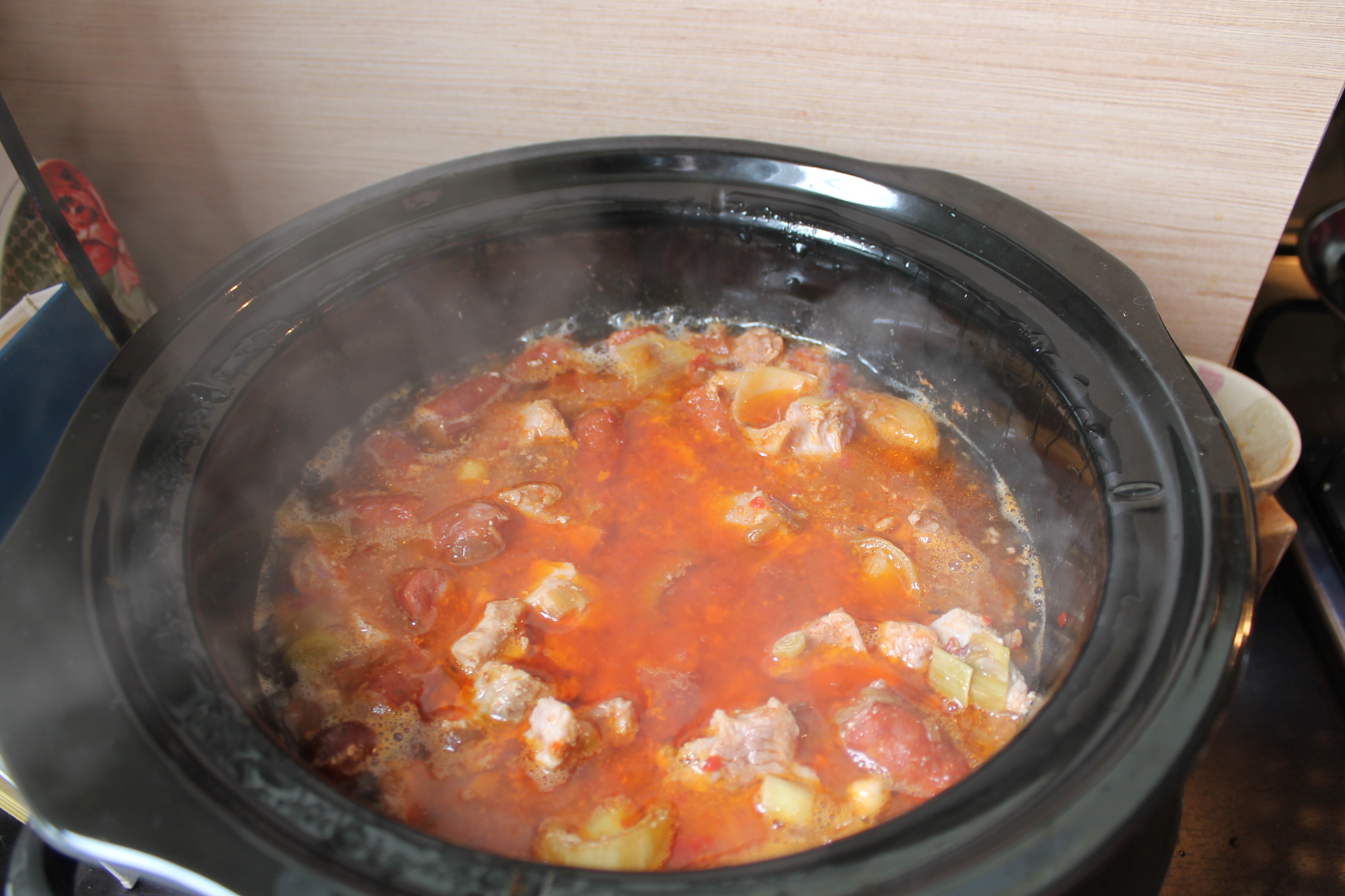 Tochitura din carne de porc, pui si carnati, la slow cooker Crock-Pot