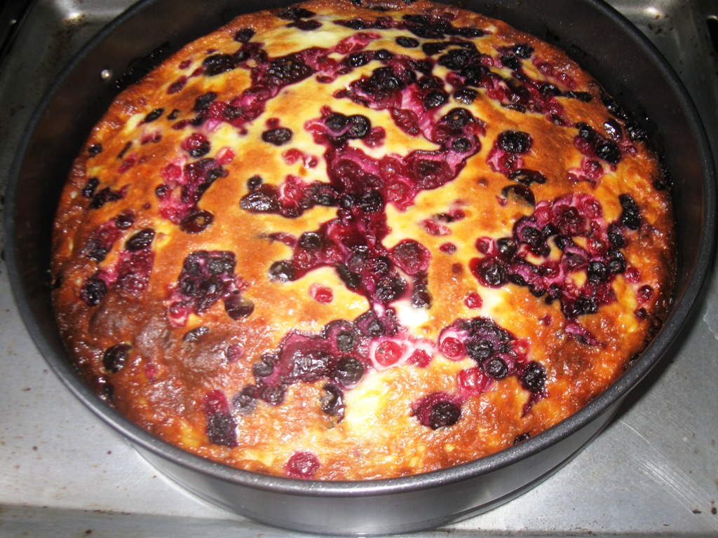 Tarta cu branza si fructe de padure