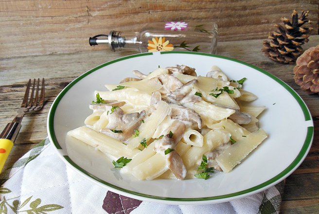 Penne cu ciuperci si sos alb cu branzeturi