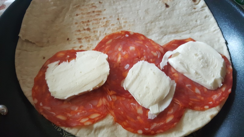 Piadina con salame e mozzarella