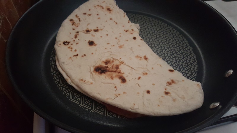 Piadina con salame e mozzarella