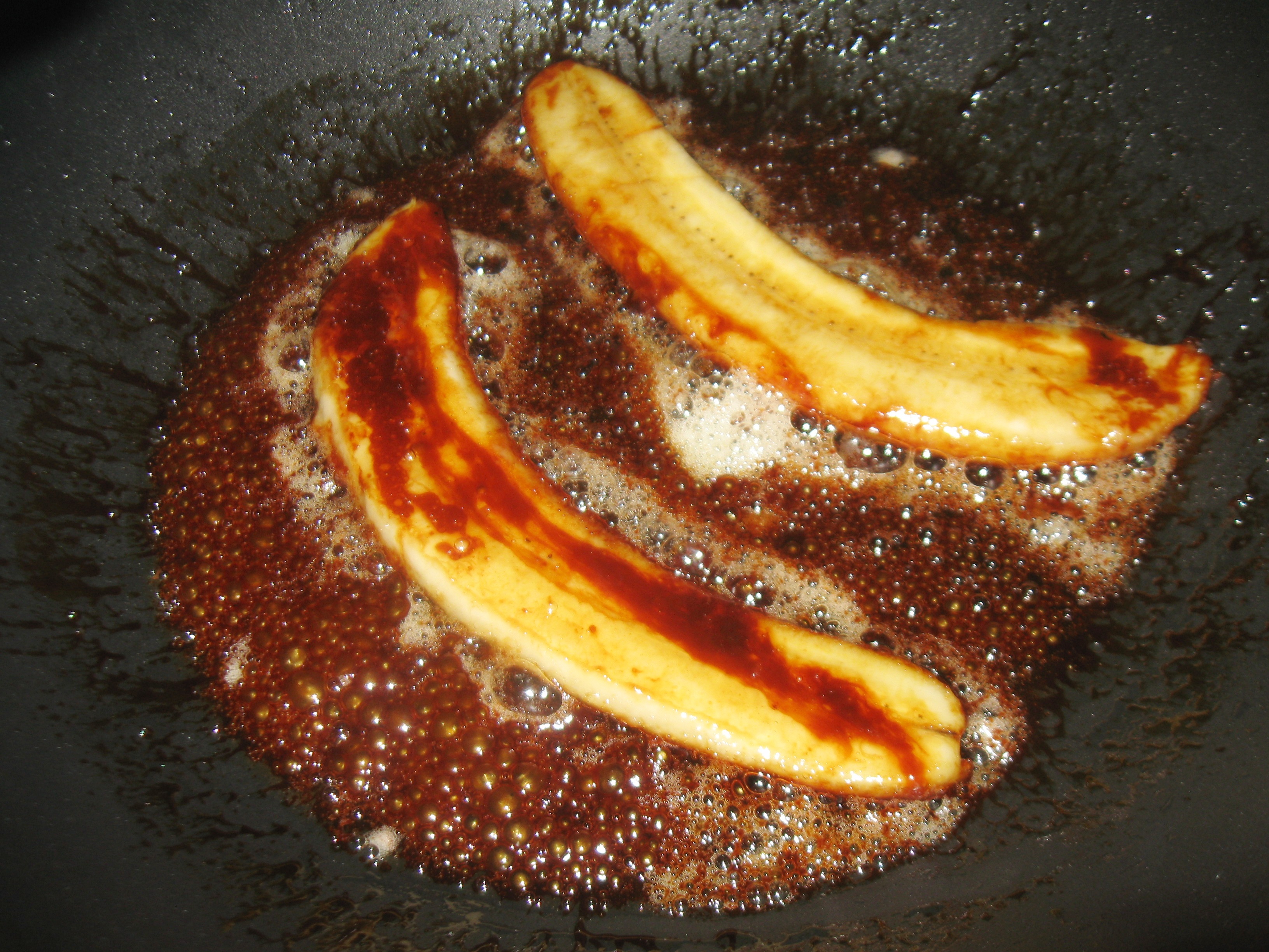 Banane caramelizate cu inghetata de vanilie