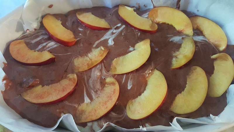 Prajitura din albusuri cu cacao si nectarine