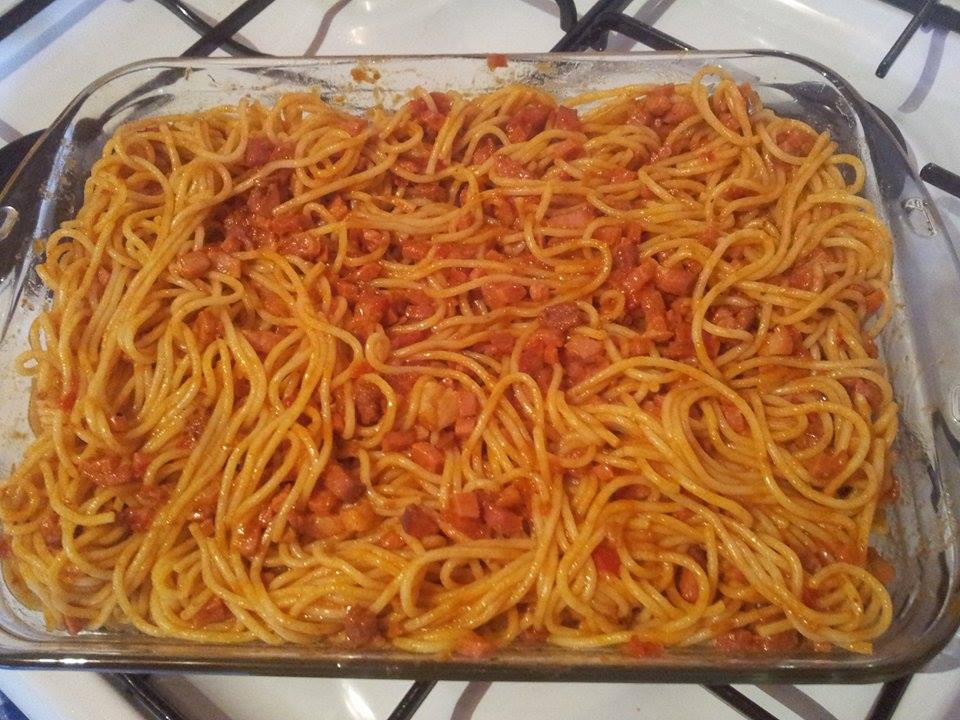 Spaghete cu bacon si sos bolognese