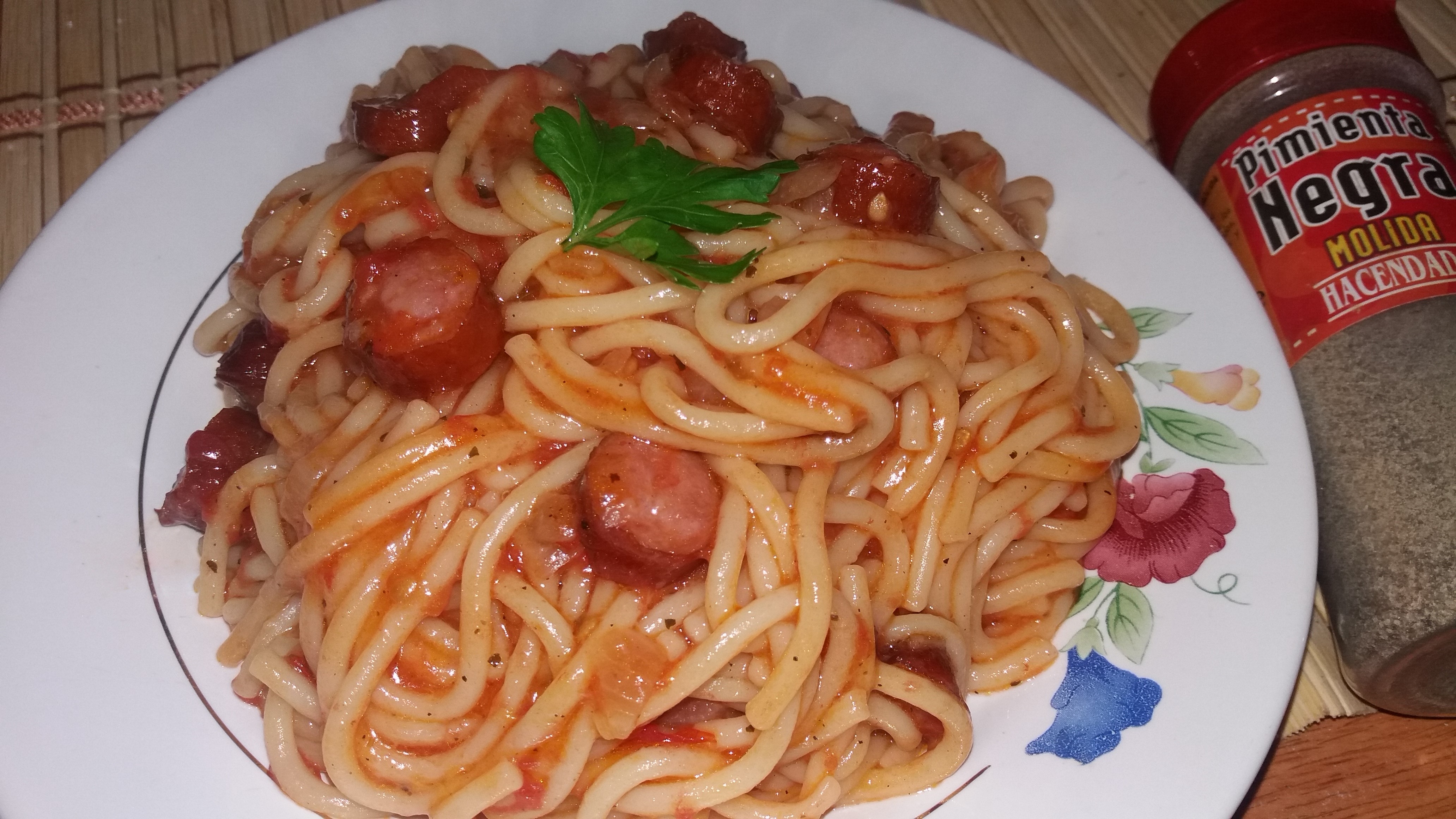 Spaghetti cu carnati reteta rapida si delicioasa