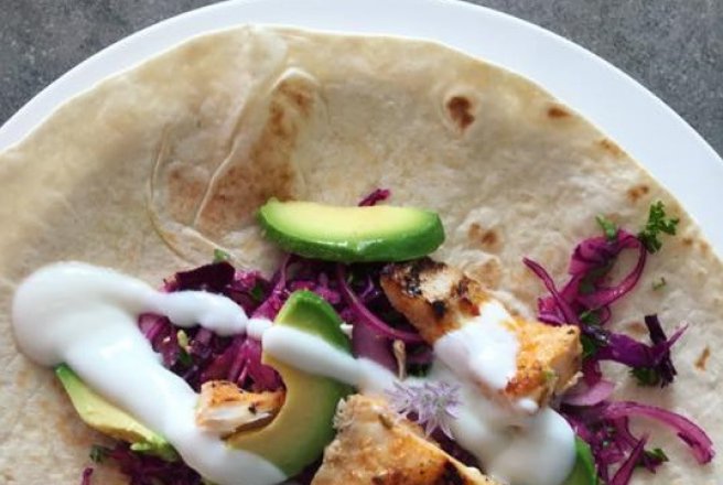 Taco cu peste la gratar si salata coleslaw din varza rosie