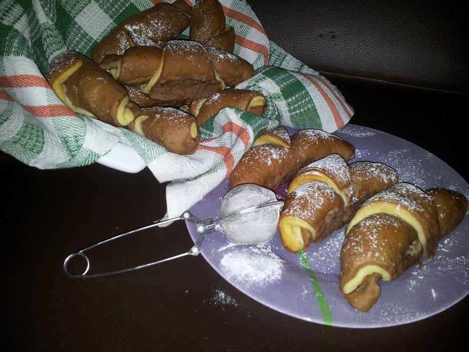 Cornuri bicolore de post umplute cu crema de nuca si rahat