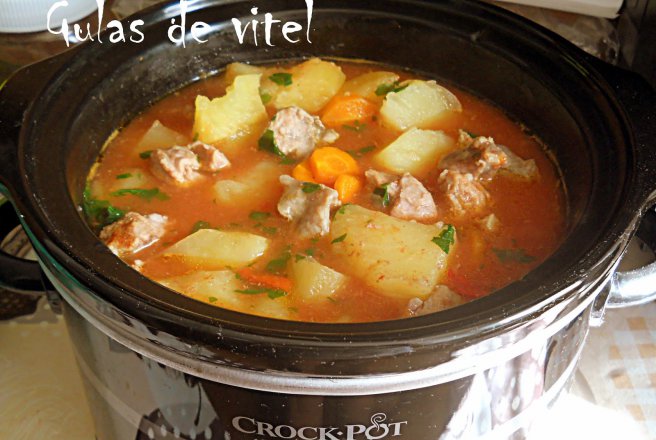 Gulas de vitel la slow cooker Crock-Pot 2.4 L