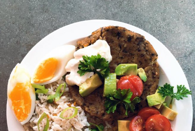 Burger vegetarian cu salata picanta de avocado si orez prajit