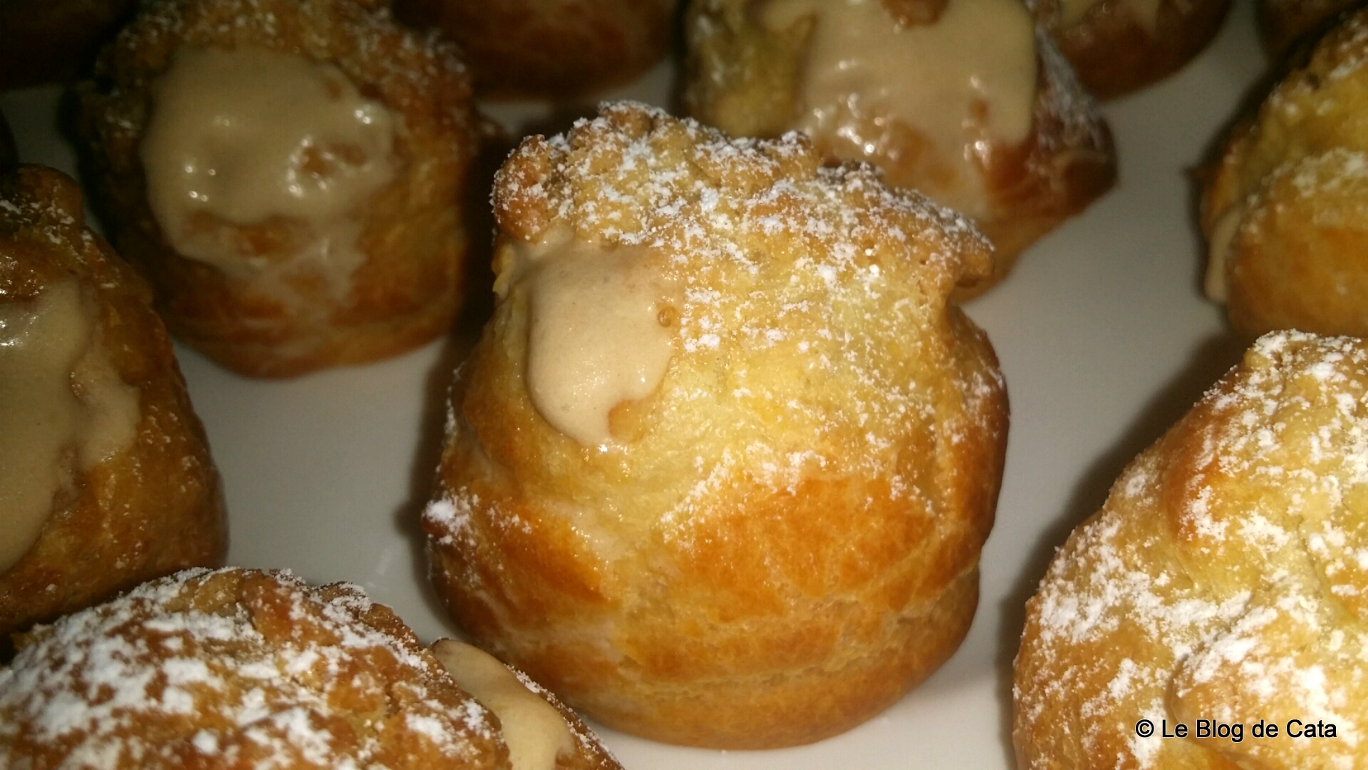 Mini-choux cu crema de vanilie pralinata