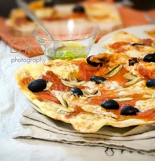 Pizza cu ciuperci, măsline şi roşii