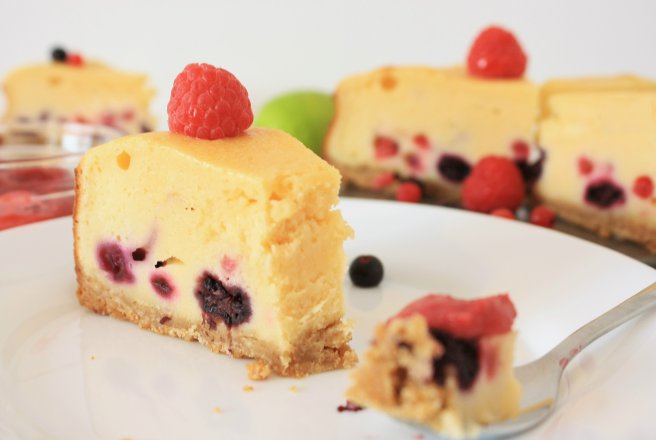 Cheesecake cu Fructe de Padure si Crema de Zmeura