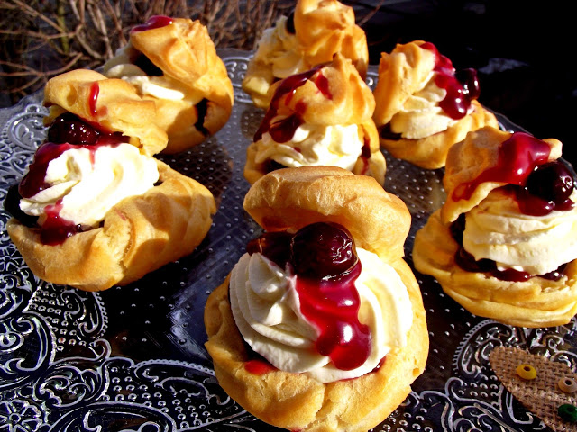 Desert choux cu crema de mascarpone si visine in jeleu