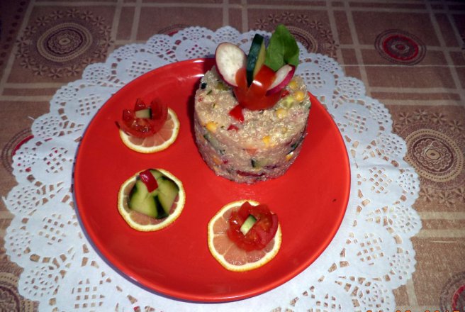 Salata cu quinoa, ton si migdale