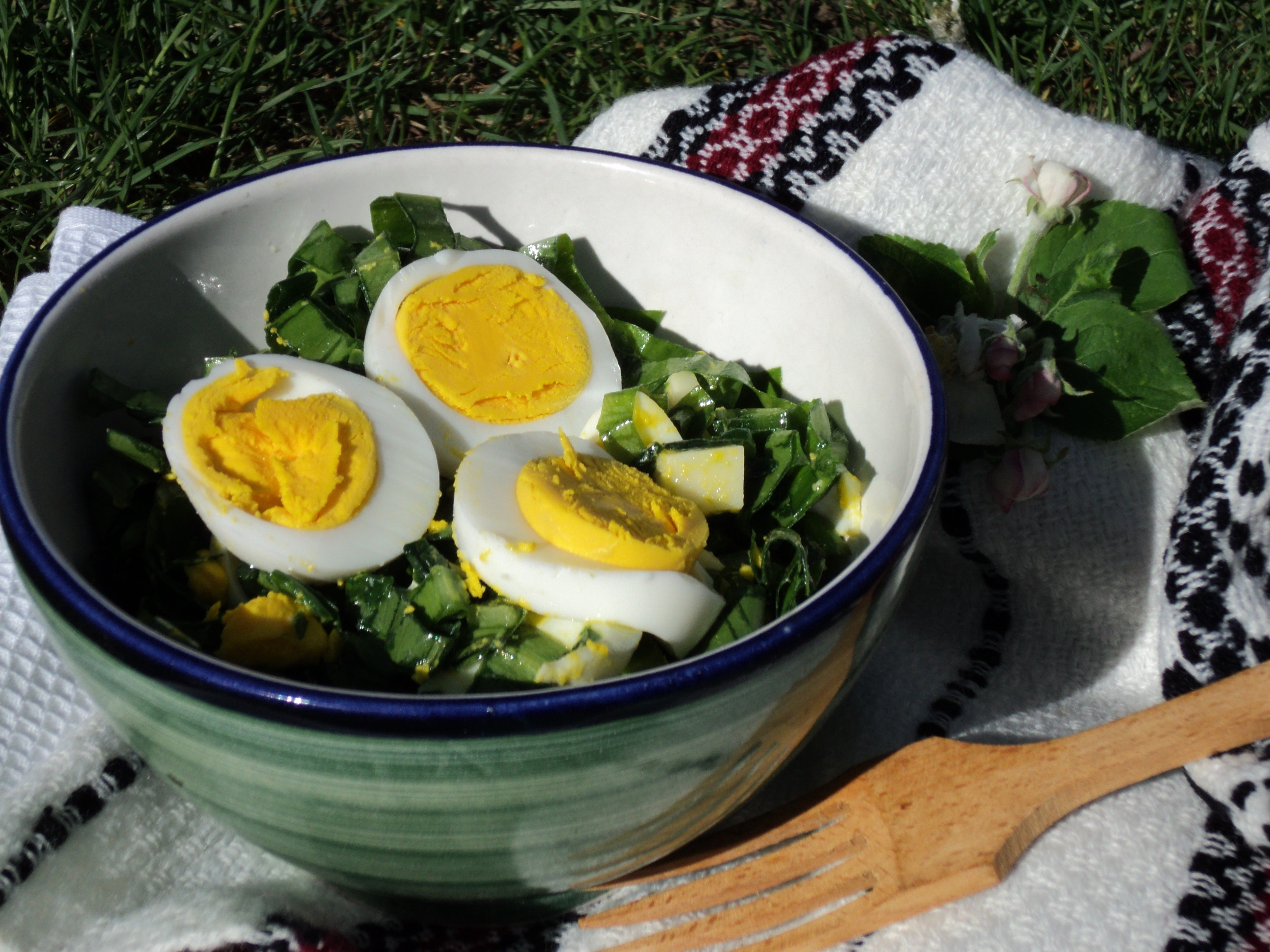 Salata de leurda, cu oua