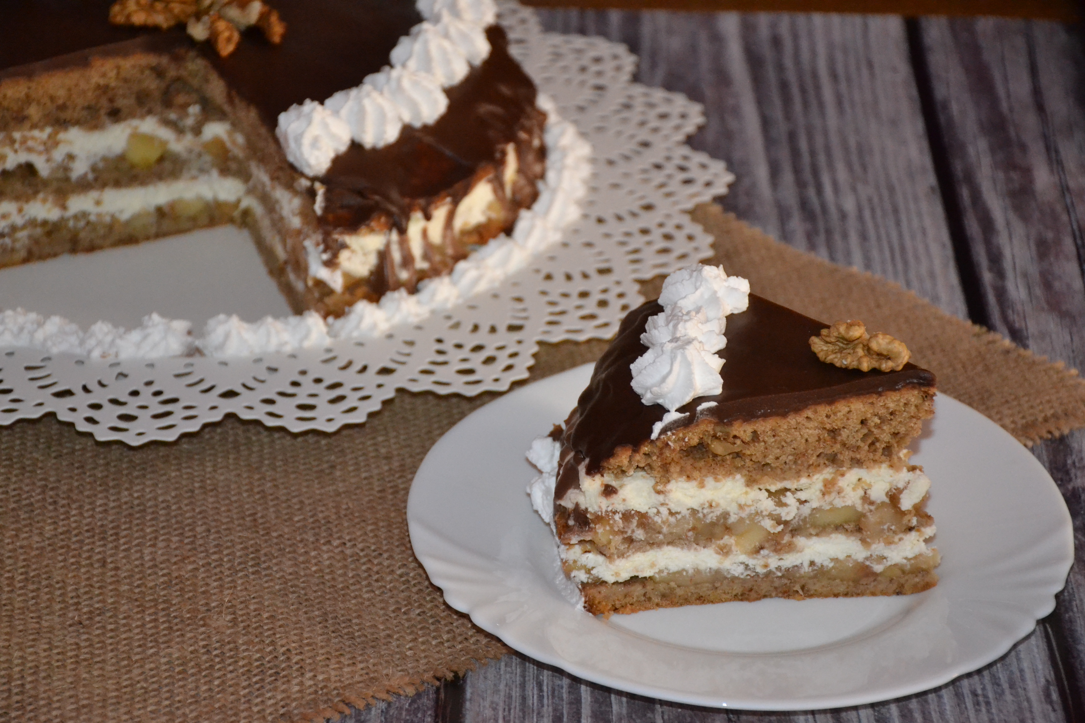 Desert tort cu mere, nuci si crema de branza