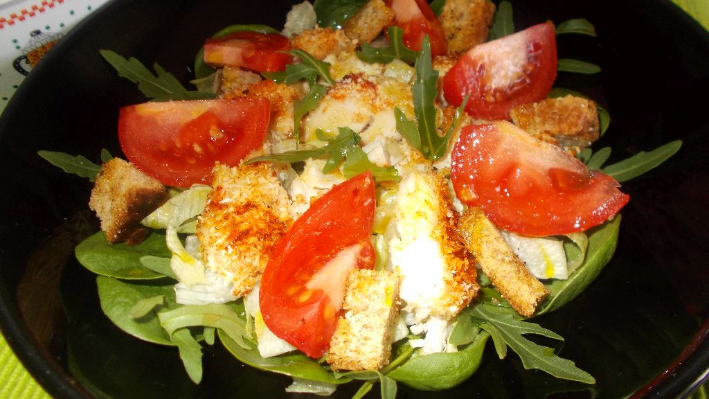 Salata de pui in crusta de cocos si crutoane picante