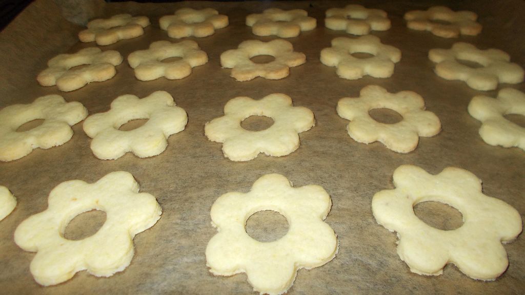 Desert floricele umplute cu pasta de macese si nuca de cocos