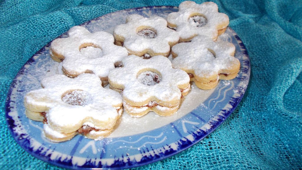 Desert floricele umplute cu pasta de macese si nuca de cocos