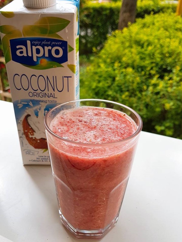 Smoothie cu lapte de cocos si capsuni