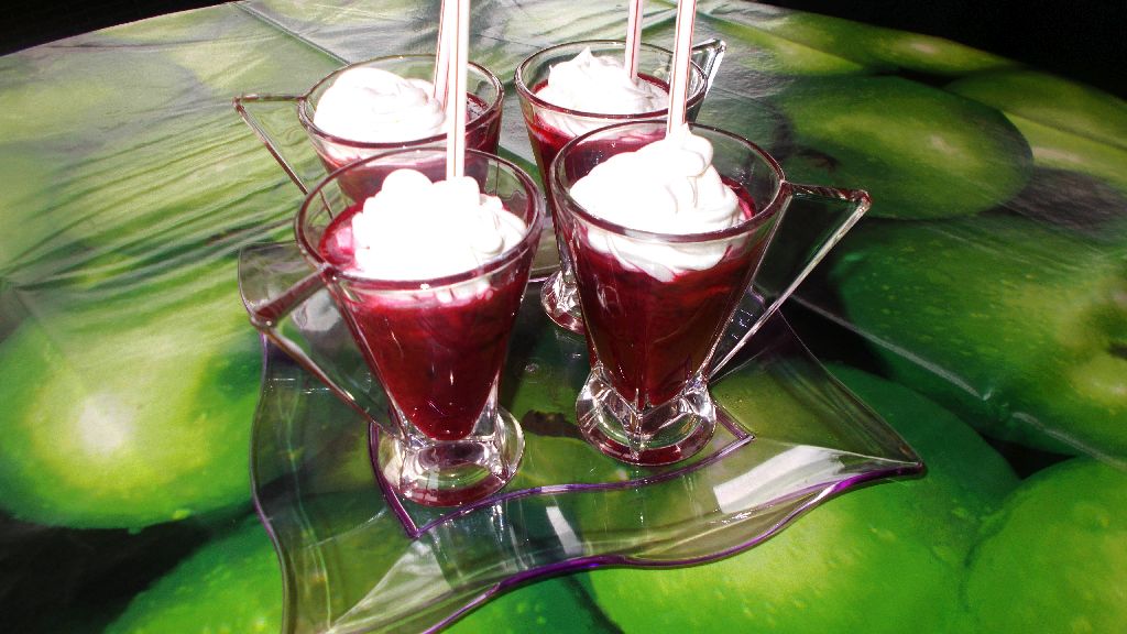 Smoothie din fructe de padure cu frisca