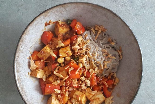 Tofu in sos de busuioc thailandez