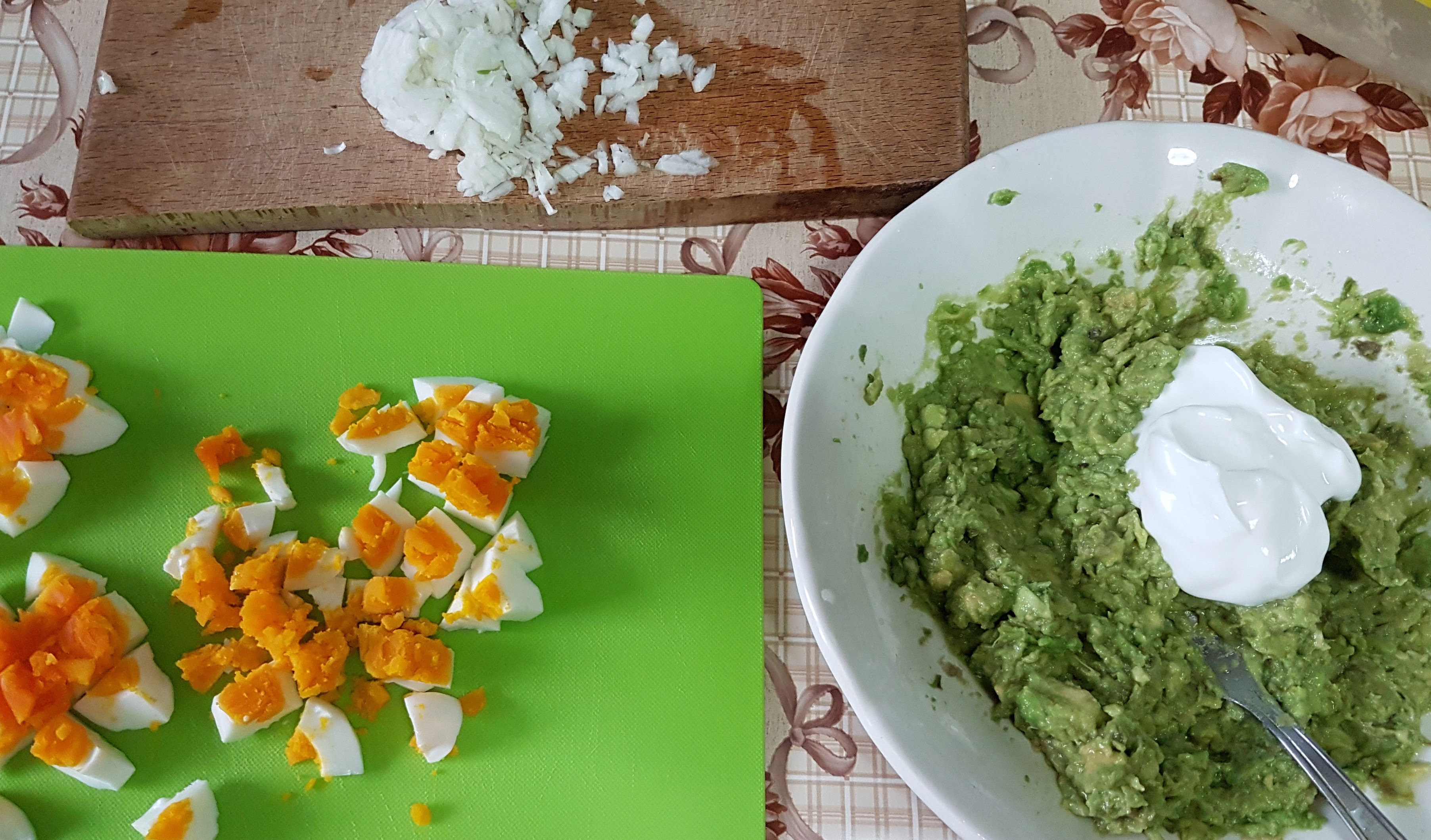 Salata de oua cu avocado