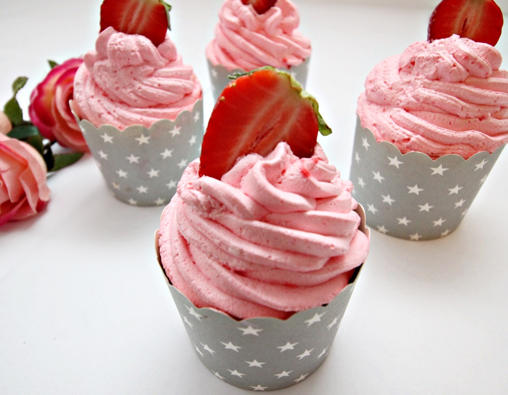 Desert cupcakes cu capsuni