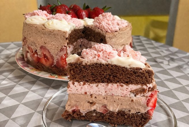 Desert tort de ciocolata si capsuni