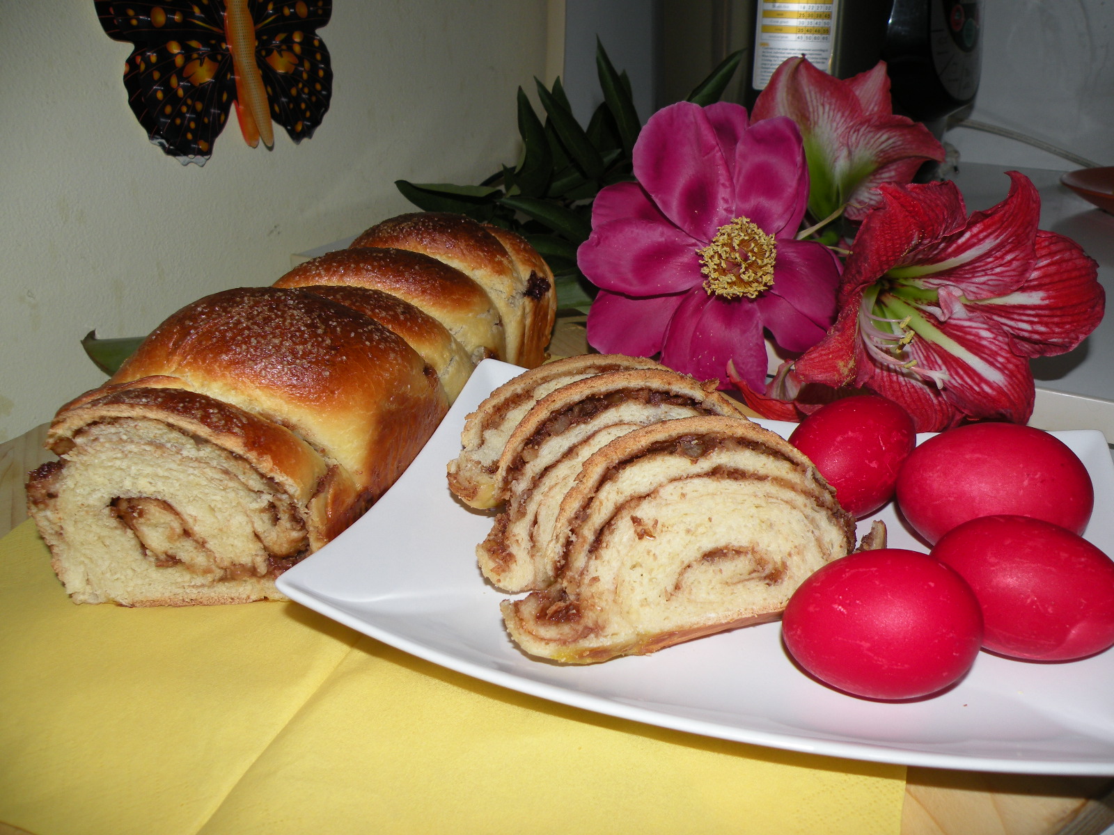 Desert cozonac cu crema de ciocolata, nuca si alune