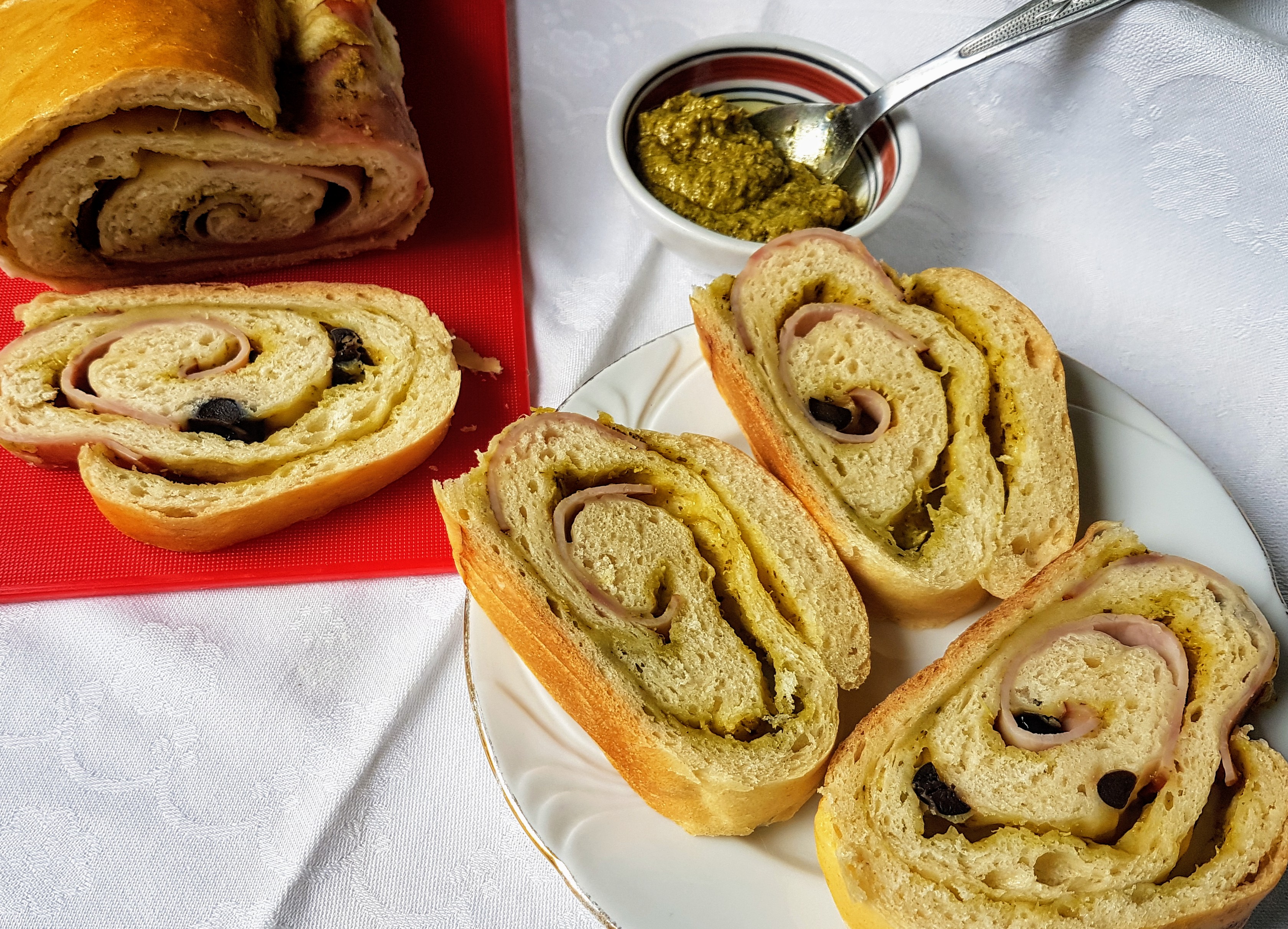 Aperitiv rulada cu pesto, sunca si cascaval