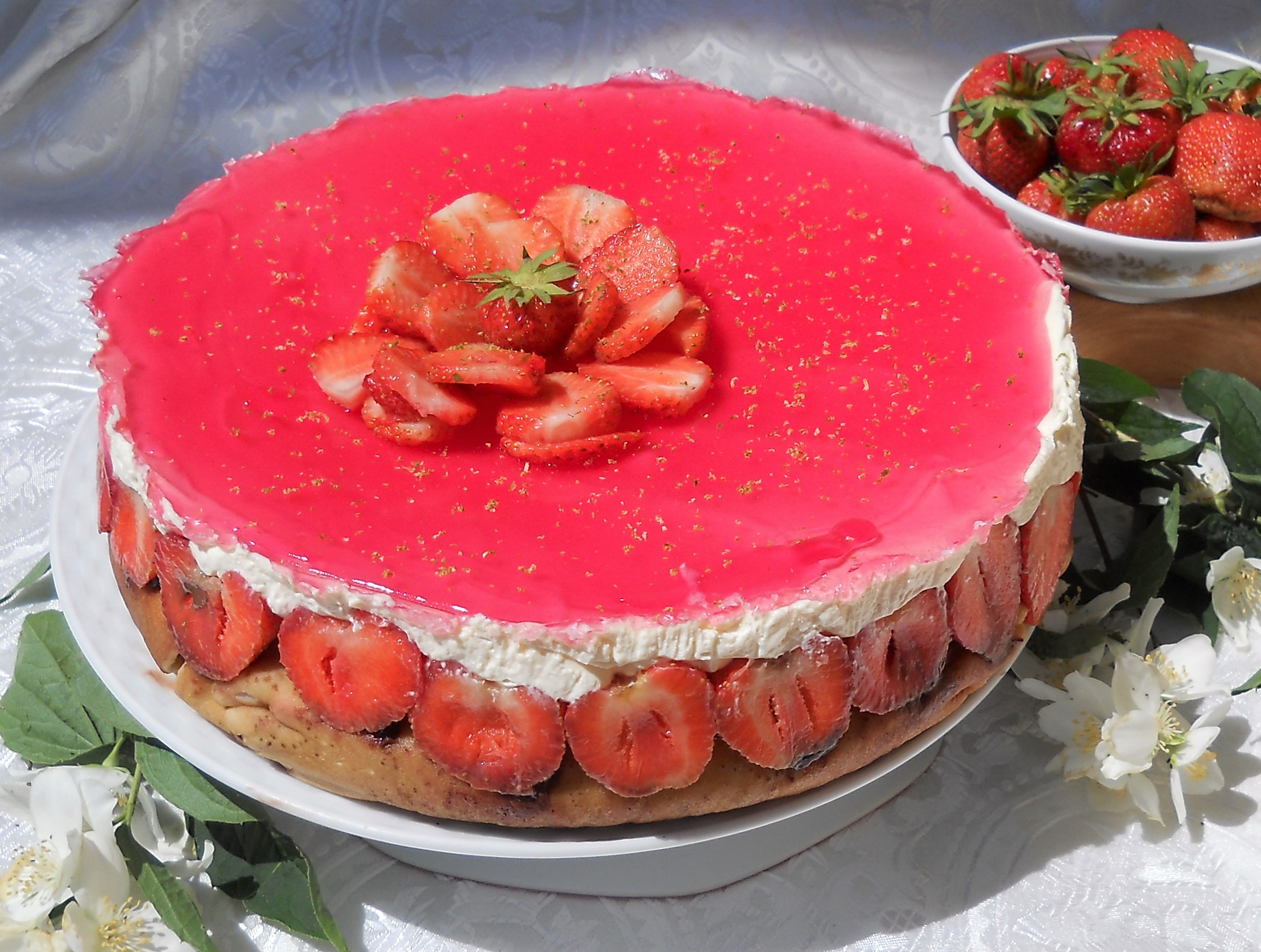 Desert tort cu clatite si capsuni