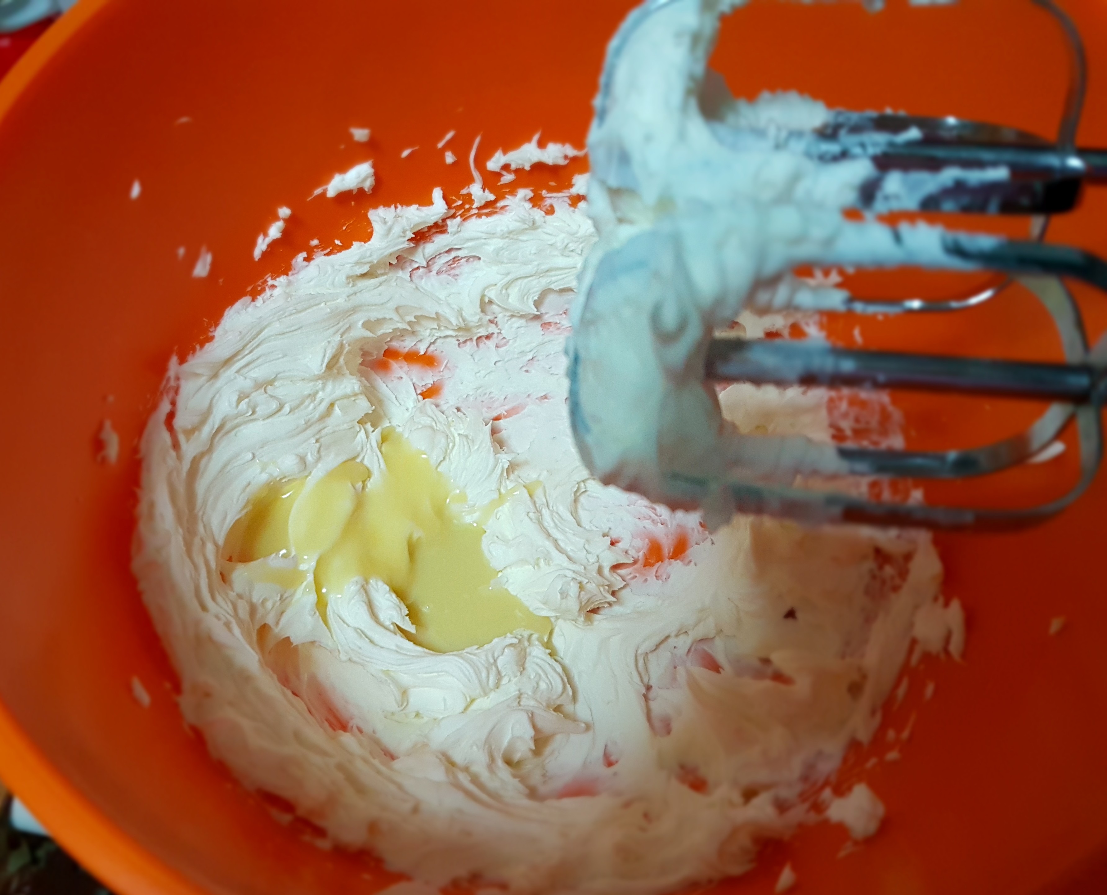 Desert tort cu crema de ciocolata, crema de mascarpone si jeleu de visine