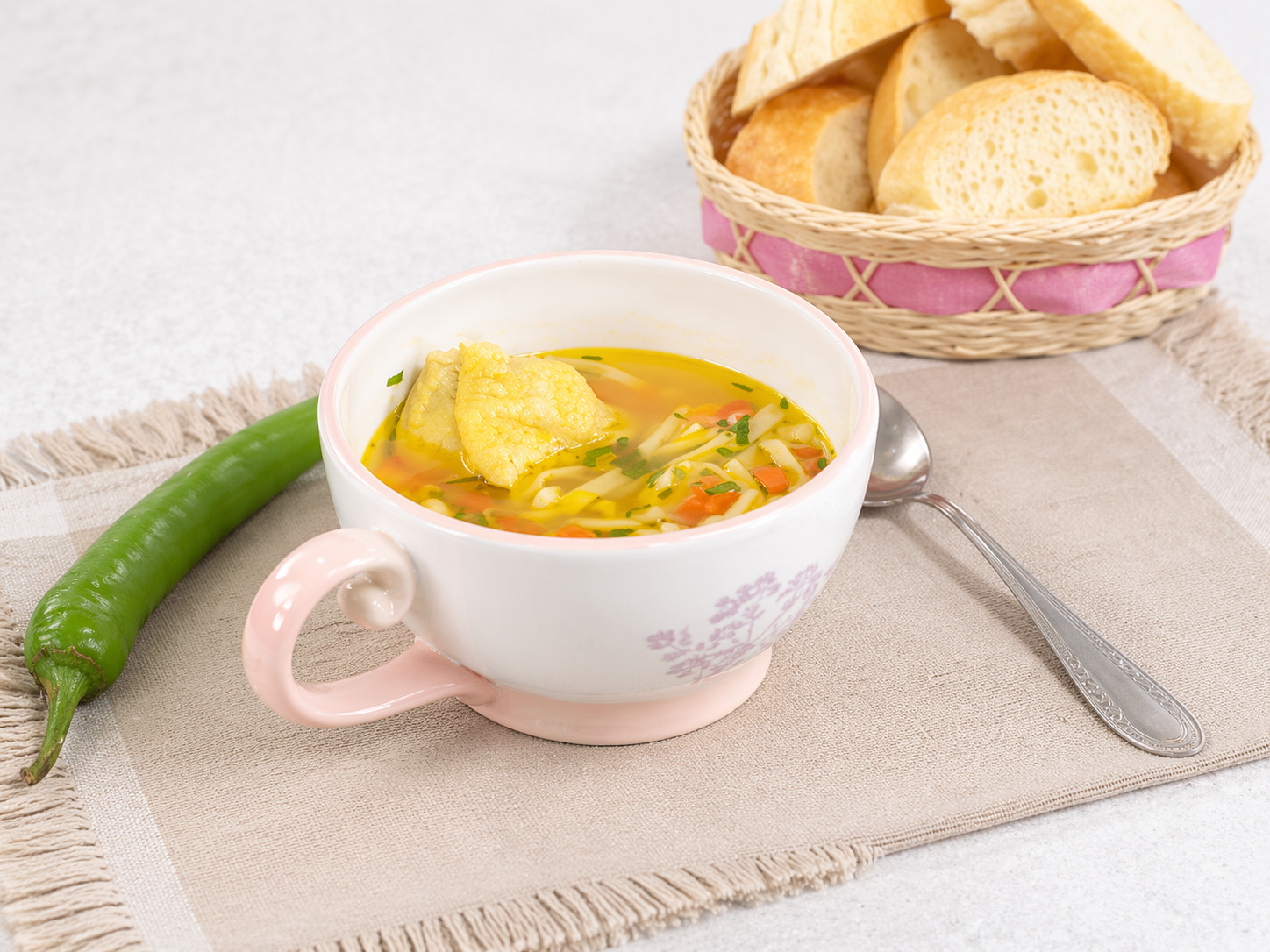 Ciorba de pui cu taietei de casa