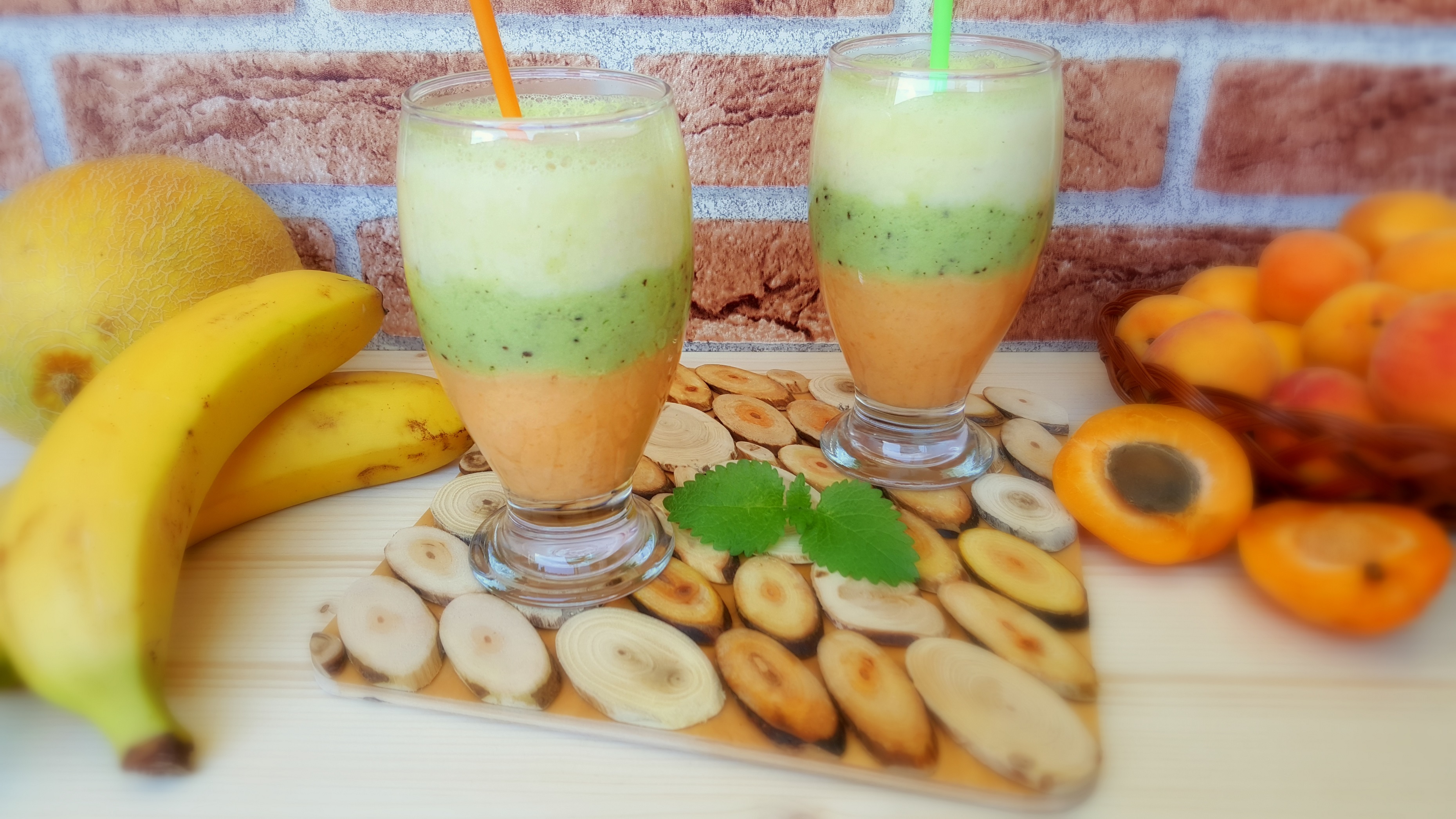 Smoothie cu iaurt, caise, kiwi, banana si pepene galben