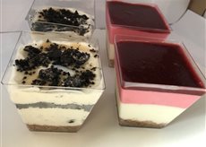 Desert cheesecake la cupe, cu capsuni, oreo